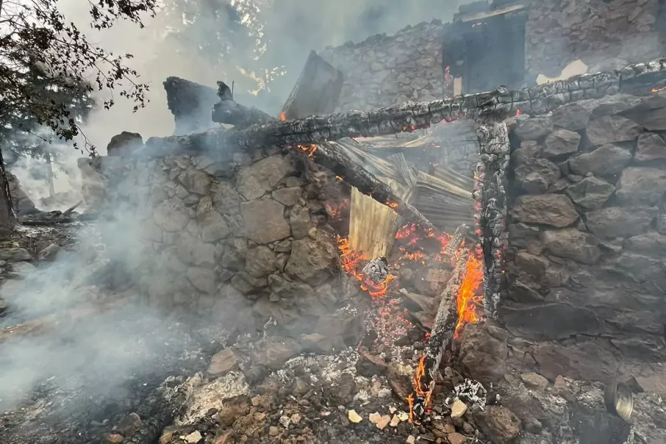 Artvin Yusufeli’nde yıldırım vurdu: 3 katlı ev yandı, can kaybı yok görseli