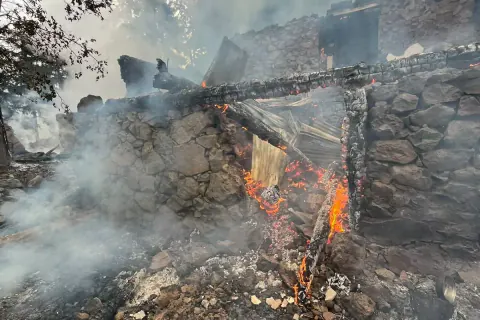 Artvin Yusufeli’nde yıldırım vurdu: 3 katlı ev yandı, can kaybı yok