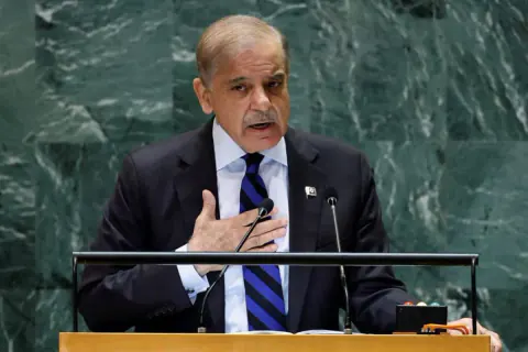 Pakistan Başbakanı Şerif: Afgan kadınlarının hakları her koşulda saygı görmeli Pakistan Başbakanı Şerif: Afgan kadınlarının hakları her koşulda saygı görmeli