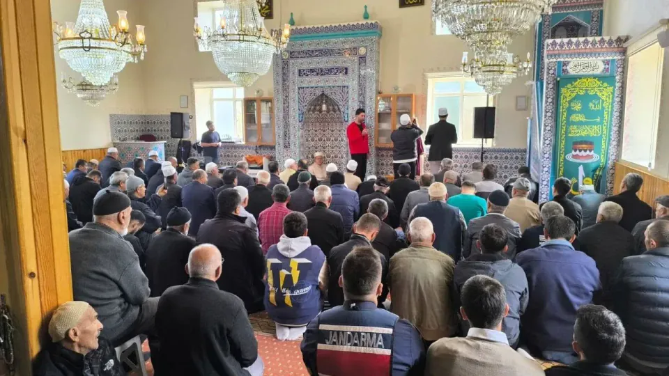 Çele Gölcük'te Yağmur Gelenekleri Değiştirdi: Yedierenler Türbesi Hacet Programı Camide Gerçekleşti görseli