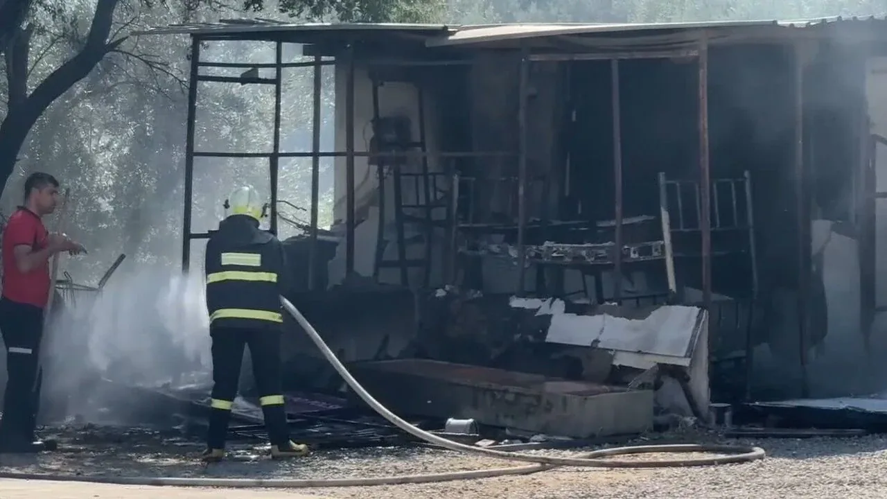 Bodrum'da Depoda Yangın Çırkan Mahallesi'ndeki lojman yandığı için bir oda tamamen kullanılamaz hale geldi. Bodrum'da Depoda Yangın Çırkan Mahallesi'ndeki lojman yandığı için bir oda tamamen kullanılamaz hale geldi.