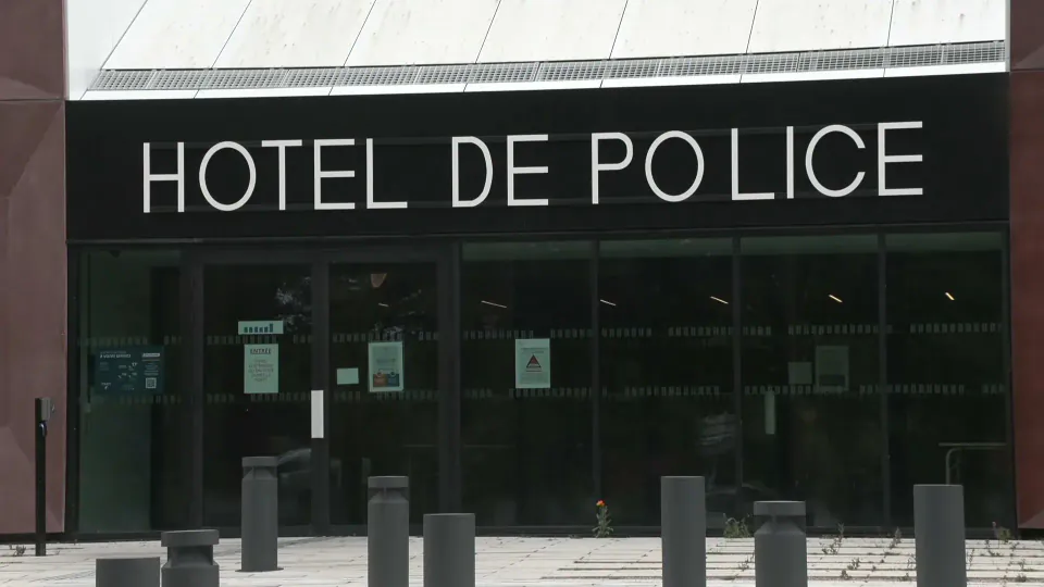 Amiens Polis Karakolunda Boru Hatası: Yağmur Suyu İçme Musluklarına Bağlanmış, 15 Polis Hasta görseli