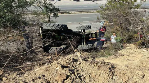Bilecik Osmaneli'de Traktör Kazası: Bir İşçi Yaralandı