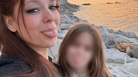 Anne Wünsche'den Eski Sevgilisine Şok Hamle: Köyünü Reklam Panolarıyla Donattı