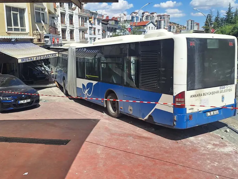 Ankara Mamak'ta belediye otobüsü dükkana daldı: 7 yaralı görseli