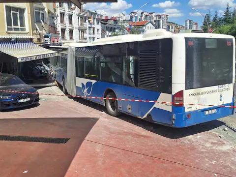 Ankara Mamak'ta belediye otobüsü dükkana daldı: 7 yaralı