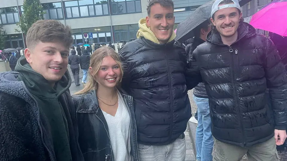 Joko ve Klaas Paderborn'da: 100 Bin Euro'luk Canlı Quiz Geçesi ve Günden Önce Kuyruk Oluşturan Hayranlar görseli