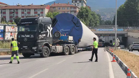 Kütahya'da Dev Rüzgar Gülü Sevkiyatı: 80 Tonluk Gövde Trafiği Durdurdu
