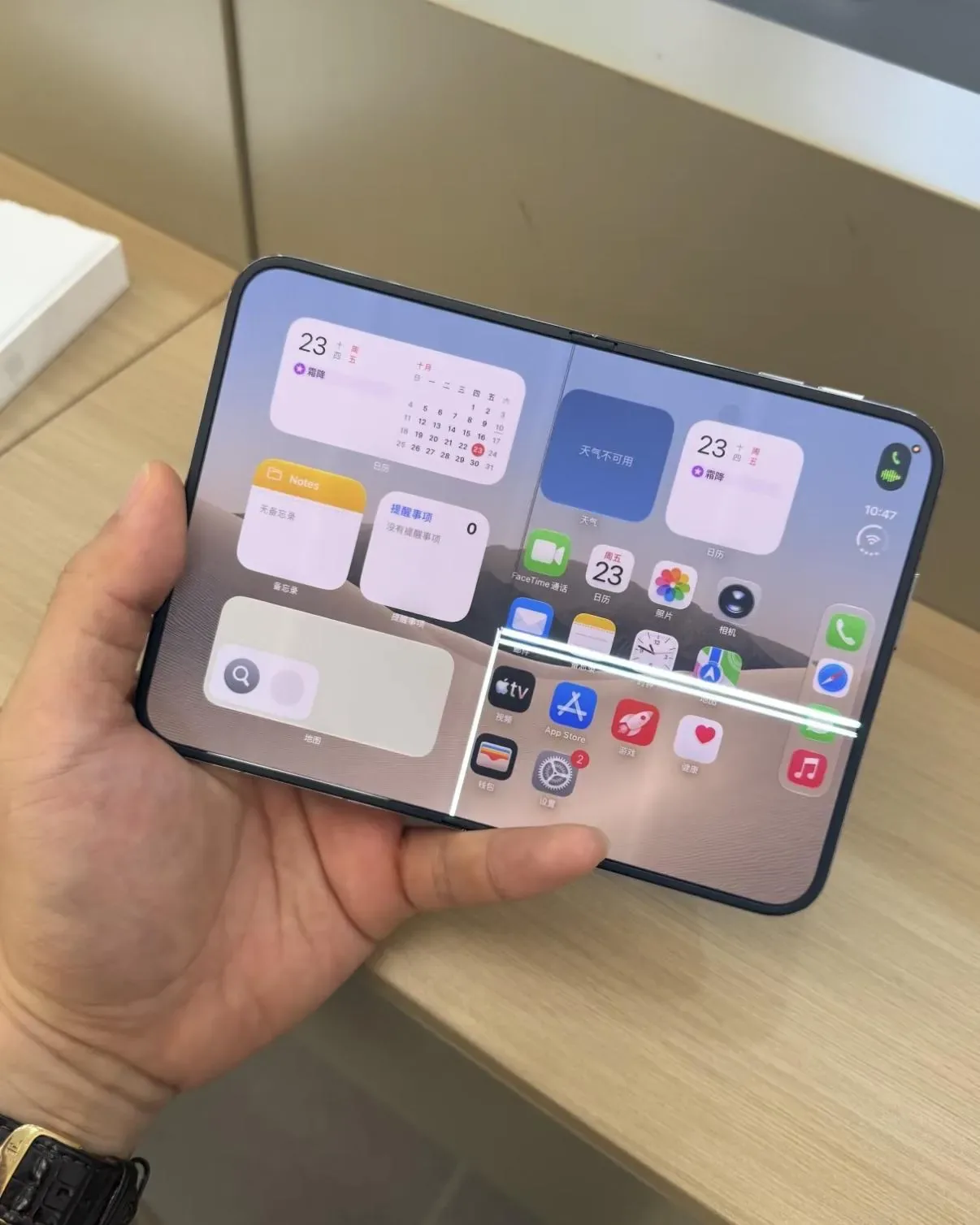 iPhone Duo satışa çıktı, ilk kırık ekran raporları geldi: "Kilit noktasında çizgi" şikayeti iPhone Duo satışa çıktı, ilk kırık ekran raporları geldi: "Kilit noktasında çizgi" şikayeti
