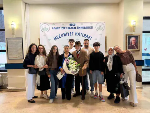Bolu'da Azmin Zaferi: 76 Yaşındaki Saadet Yasa Üniversiteden Mezun Oldu