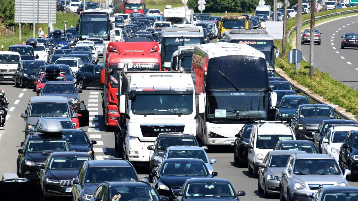 Hırvatistan'da Tatil Kaosu: 25 Kilometrelik Trafik Kuyrukları ve 15 Saatlik Beklemeler Hırvatistan'da Tatil Kaosu: 25 Kilometrelik Trafik Kuyrukları ve 15 Saatlik Beklemeler