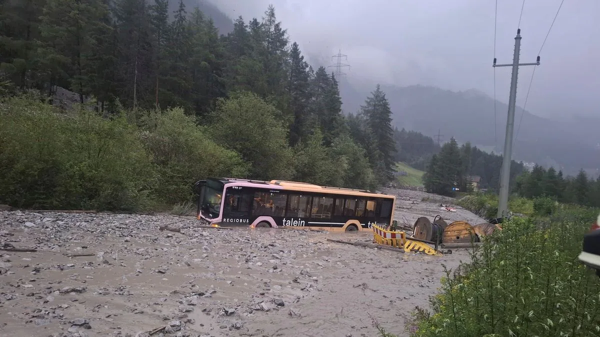 Avusturya Arlberg'de Korkutan Çığ: Yolcu Otobüsü Heyelanın Ortasında Kaldı Avusturya Arlberg'de Korkutan Çığ: Yolcu Otobüsü Heyelanın Ortasında Kaldı