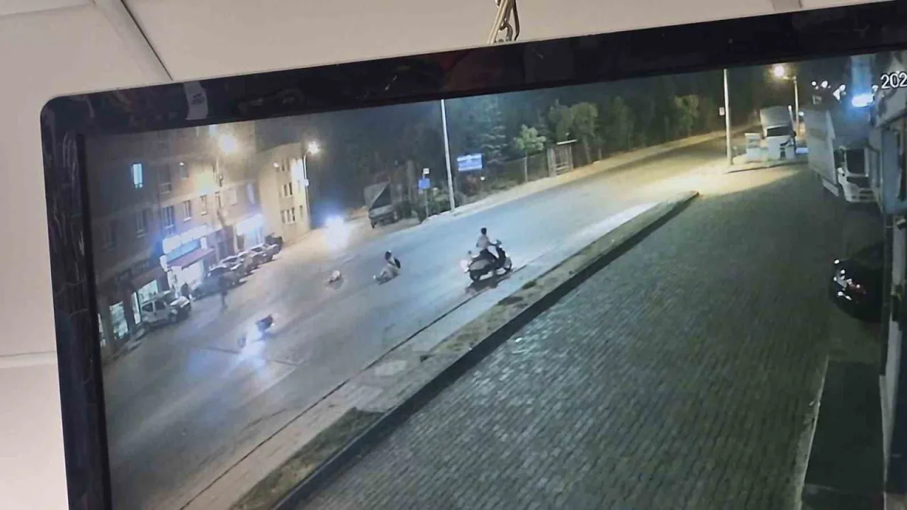 Eskişehir'de Motosikletli Yayaya Çarptı: 16 Yaşındaki Çocuk Yaralandı Eskişehir'de Motosikletli Yayaya Çarptı: 16 Yaşındaki Çocuk Yaralandı