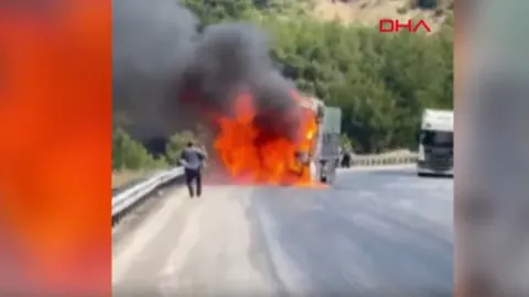 Almanya'da A2 Otoyolu'nda Yangın: Rüzgar Türbini Taşıyan Araç Trafiği Felç Etti