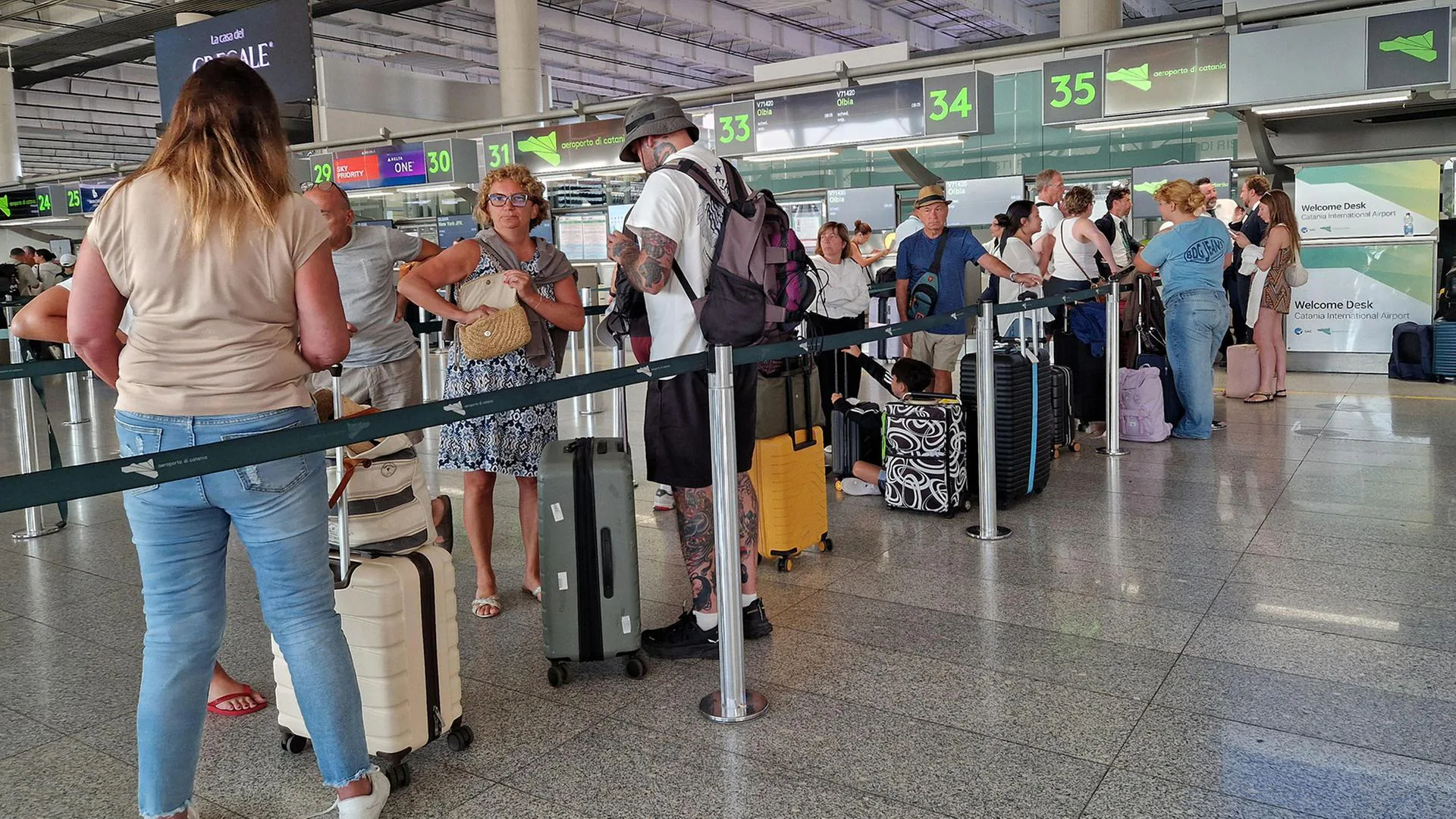 Siziliya'da Etna Yanardağı Krizi: Catania Havalimanı'nda Uçuşlar Durduruldu Siziliya'da Etna Yanardağı Krizi: Catania Havalimanı'nda Uçuşlar Durduruldu