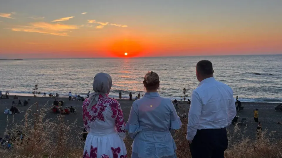 Abana'da Gün Batımı Şöleni: Hacıveli Sahili'nde Binlerce Kişi Buluştu görseli