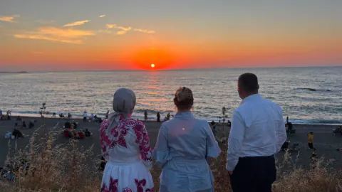 Abana'da Gün Batımı Şöleni: Hacıveli Sahili'nde Binlerce Kişi Buluştu