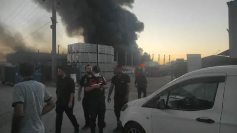 Gerede'de Geri Dönüşüm Deposunda Yangın: 1 İşçi Hafif Yaralandı