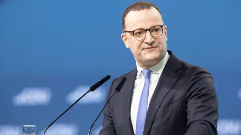 CDU'lü Jens Spahn'den Tartışmalı Baba Olma Kararı: İstifa Çağrıları Geliyor