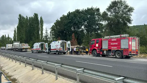 Uşak Banaz'da kamyonet faciası: Parkta beklerken 3 kişi ağır yaralandı