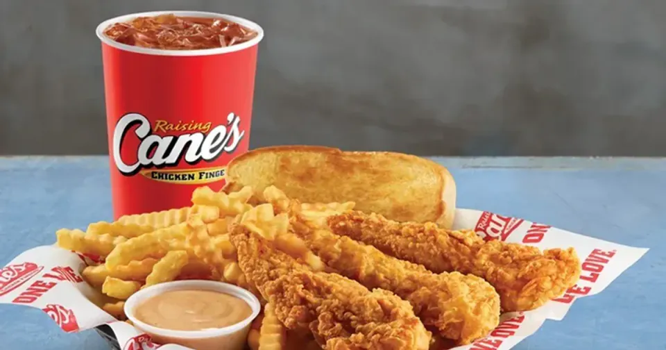 Sadece Tavuk Parmakları: Raising Cane's'in Minimalist Başarı Sırrı görseli