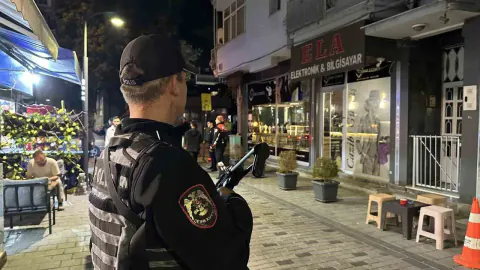 Uşak'ta 'Huzur ve Güven' operasyonu: 8 hükümlü yakalandı, 2 ruhsatsız tüfek ele geçirildi