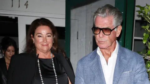 Pierce Brosnan, eşi Keely Shaye Brosnan'ın 63. doğum gününü lüks bir yemekle kutladı