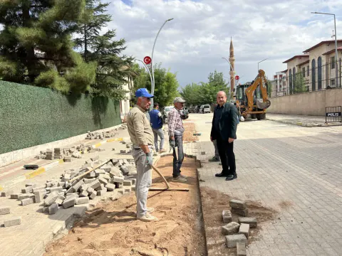 Eruh’ta doğalgaz çalışmaları sonrası bozulan yollar parke ile yenileniyor