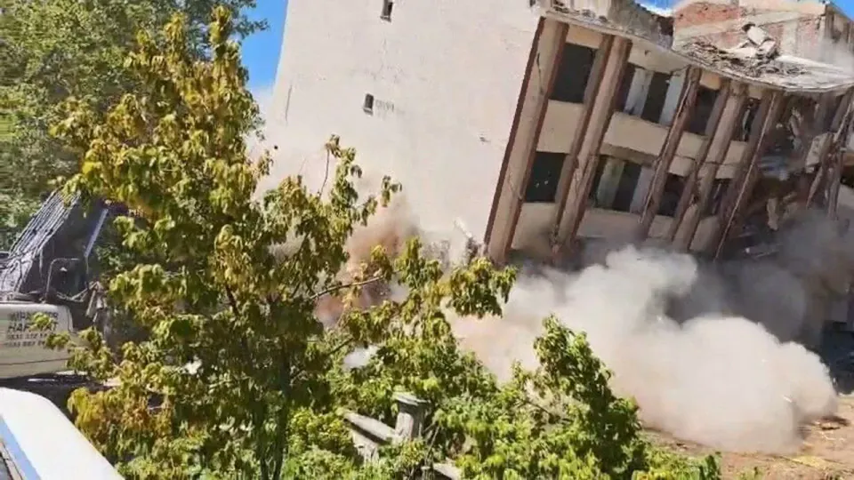 Elazığ'da kentsel dönüşümde 5 katlı iki bina saniyelerde yıkıldı görseli