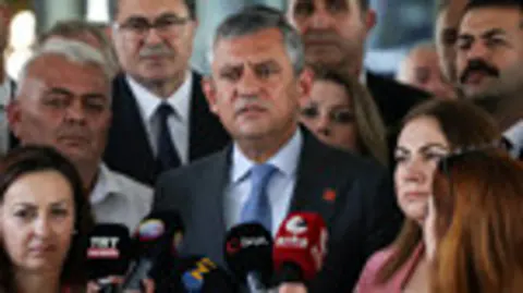 Özgür Özel'den Kritik Hamle: Çağrı Heyeti Başkanlığına Murat Karayalçın Önerisi