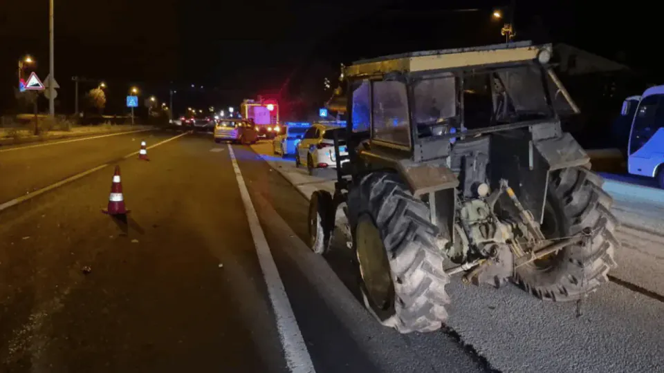 D-100 Bolu Dağı'nda traktör-otomobil çarpışması: 2 yaralı, trafik tek şeritten akıyor görseli
