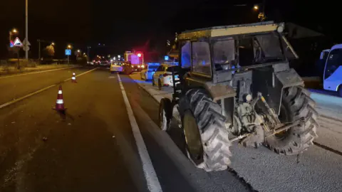 D-100 Bolu Dağı'nda traktör-otomobil çarpışması: 2 yaralı, trafik tek şeritten akıyor