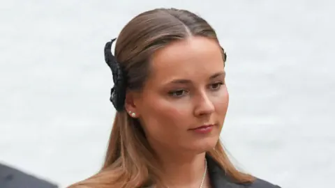 Norveç Kronprensesi Ingrid Alexandra, amcazadesi Princess Astrid'in cenazesinde Kraliçe Sonja'yı destekledi
