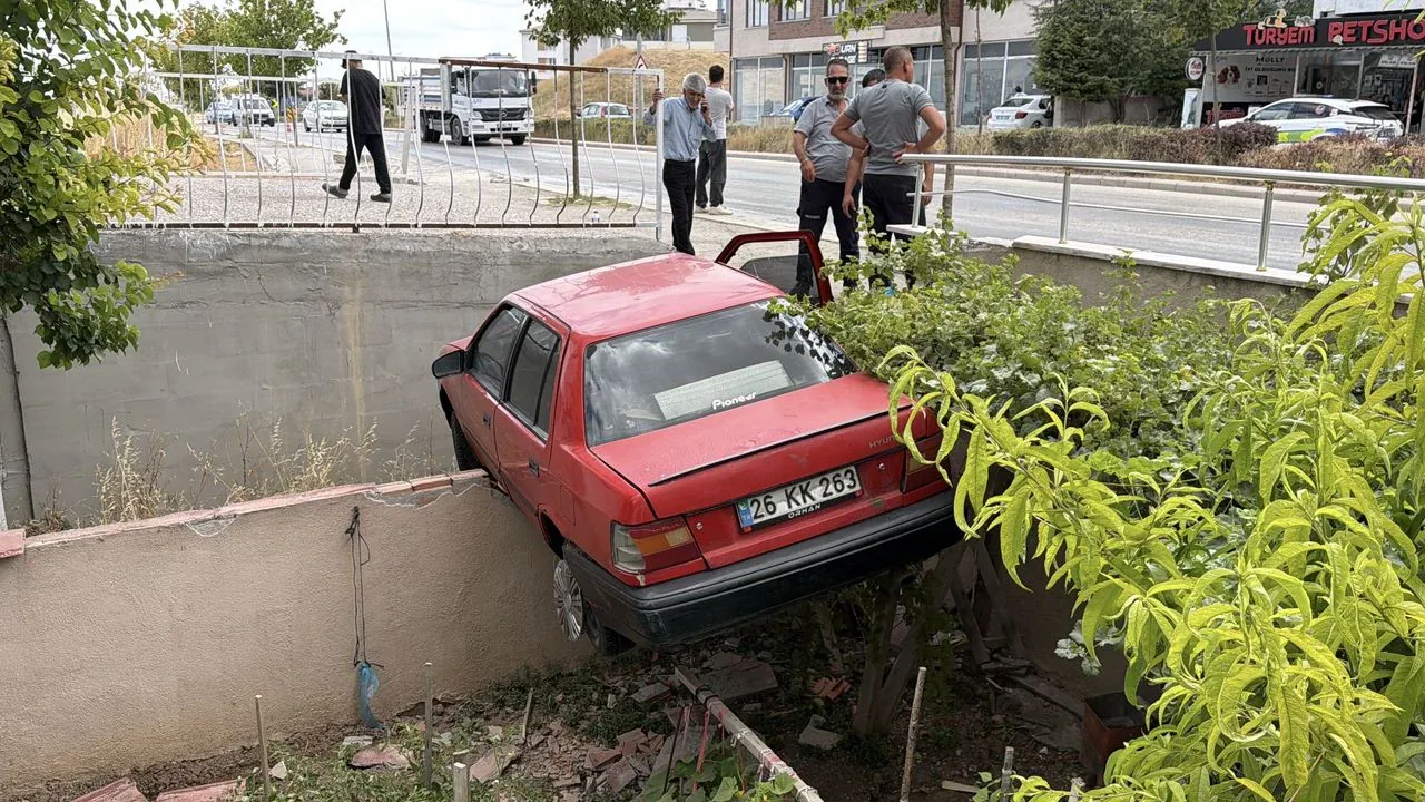 Eskişehir'de Yola Dökülen Zeytinyağı İki Otomobilin Kazasına Neden Oldu Eskişehir'de Yola Dökülen Zeytinyağı İki Otomobilin Kazasına Neden Oldu