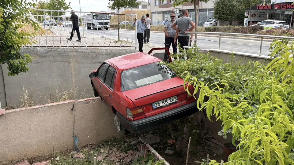 Eskişehir'de Yola Dökülen Zeytinyağı İki Otomobilin Kazasına Neden Oldu görseli