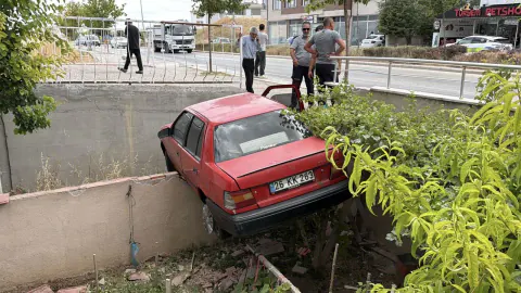 Eskişehir'de Yola Dökülen Zeytinyağı İki Otomobilin Kazasına Neden Oldu