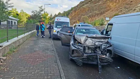 Bingöl'de otomobil-minibüs çarpışması: 3 yaralı, soruşturma başlatıldı
