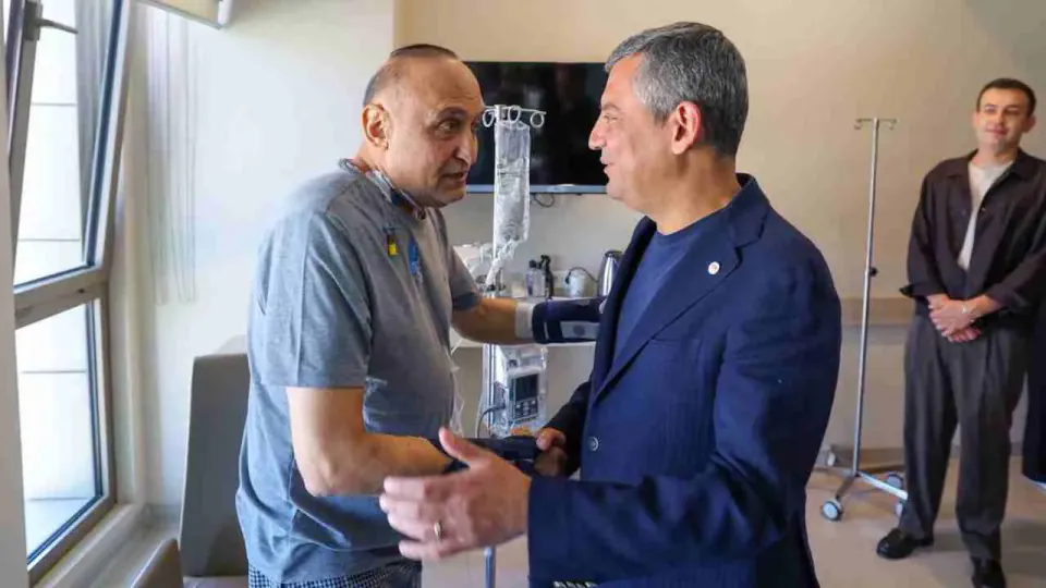 CHP Genel Başkanı Özgür Özel, Bıçaklı Saldırıda Yaralanan Milletvekili Melih Meriç'i Hastanede Ziyaret Etti görseli
