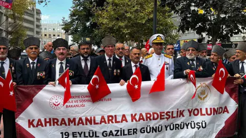 Kocaeli'de Gaziler Günü'nde "Kahramanlarla Kardeşlik" yürüyüşü ve törenlerle vefa