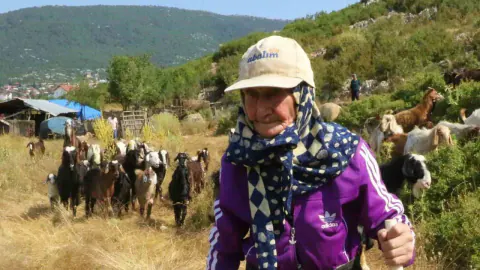 Antalya'nın 94 yaşındaki 'Süper Çobanı' Emine Nine: 90 yıllık azim hikayesi