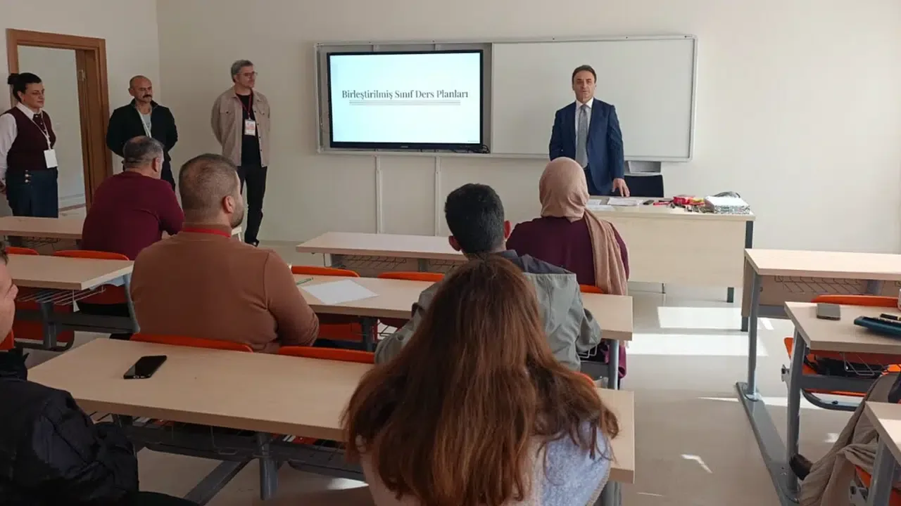 Gümüşhane'de Birleştirilmiş Sınıflar Öğretmen Eğitimi Devam Ediyor: Kapsayıcı Öğretim Odaklı Gümüşhane'de Birleştirilmiş Sınıflar Öğretmen Eğitimi Devam Ediyor: Kapsayıcı Öğretim Odaklı