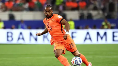 Beşiktaş'ın Transfer Hedefinde Quinten Timber Var: Marsilya ile Görüşmeler Başlıyor