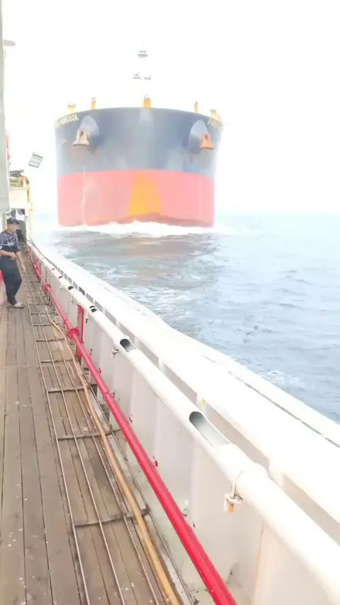 Singapur Boğazı'nda kargo gemisi Çince balıkçı teknesine çarptı: 14 kişi kayboldu