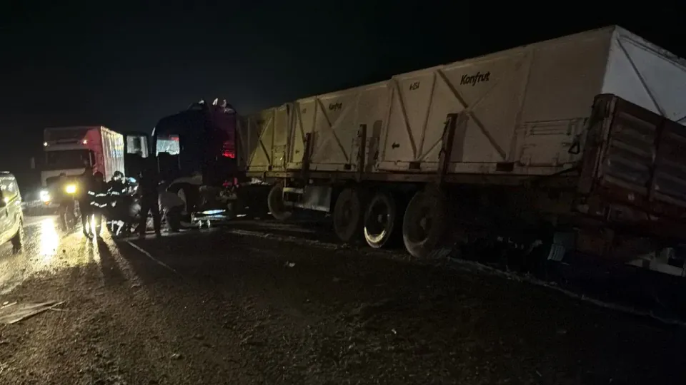 Kütahya'da TIR karşı şeride daldı: Sürücü yaralandı görseli