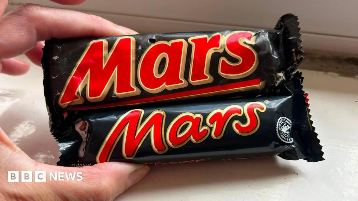 35 Yıllık Mars Bar Bulundu: Boyut Farkı Sosyal Medyada 'Shrinkflation' Tartışması Başlattı 35 Yıllık Mars Bar Bulundu: Boyut Farkı Sosyal Medyada 'Shrinkflation' Tartışması Başlattı