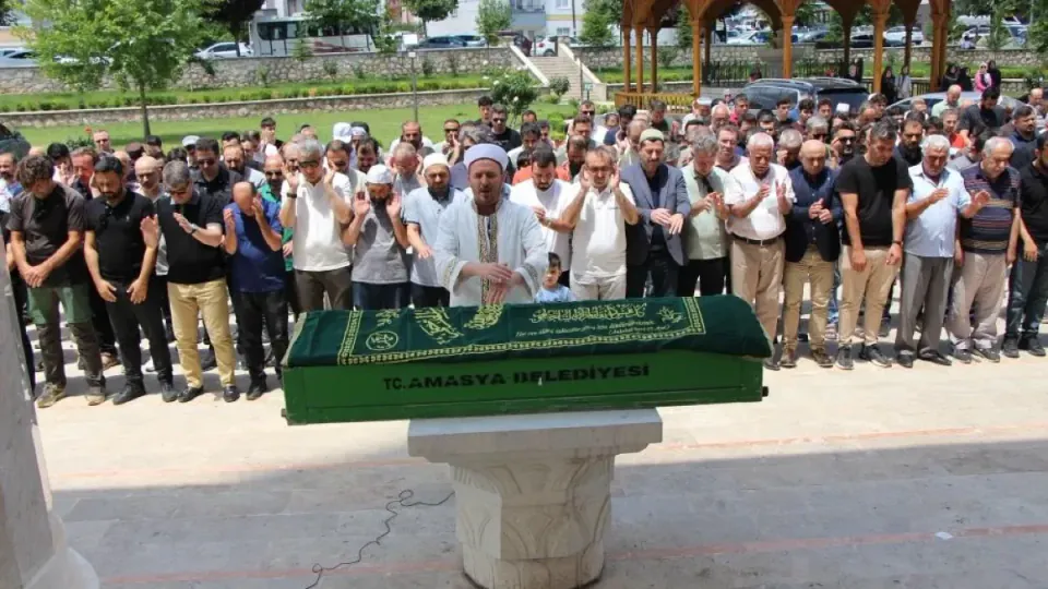 Amasya'da Eğitim Camiasını Yıkan Kayıp: Matematik Öğretmeni Orhan Arslantaş Vefat Etti görseli
