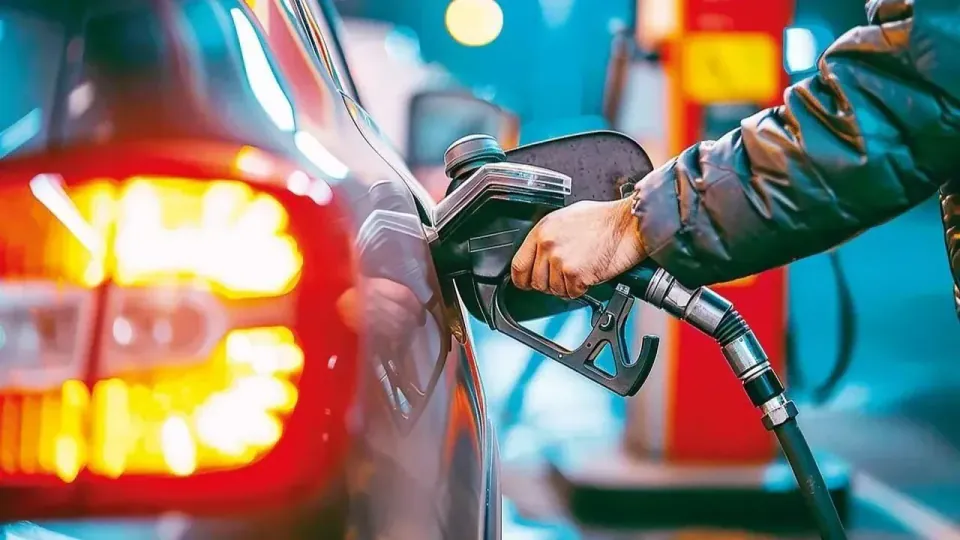 Akaryakıtta çift yönlü değişim: Benzine indirim, motorine zam – Pompa tabelaları güncellendi görseli