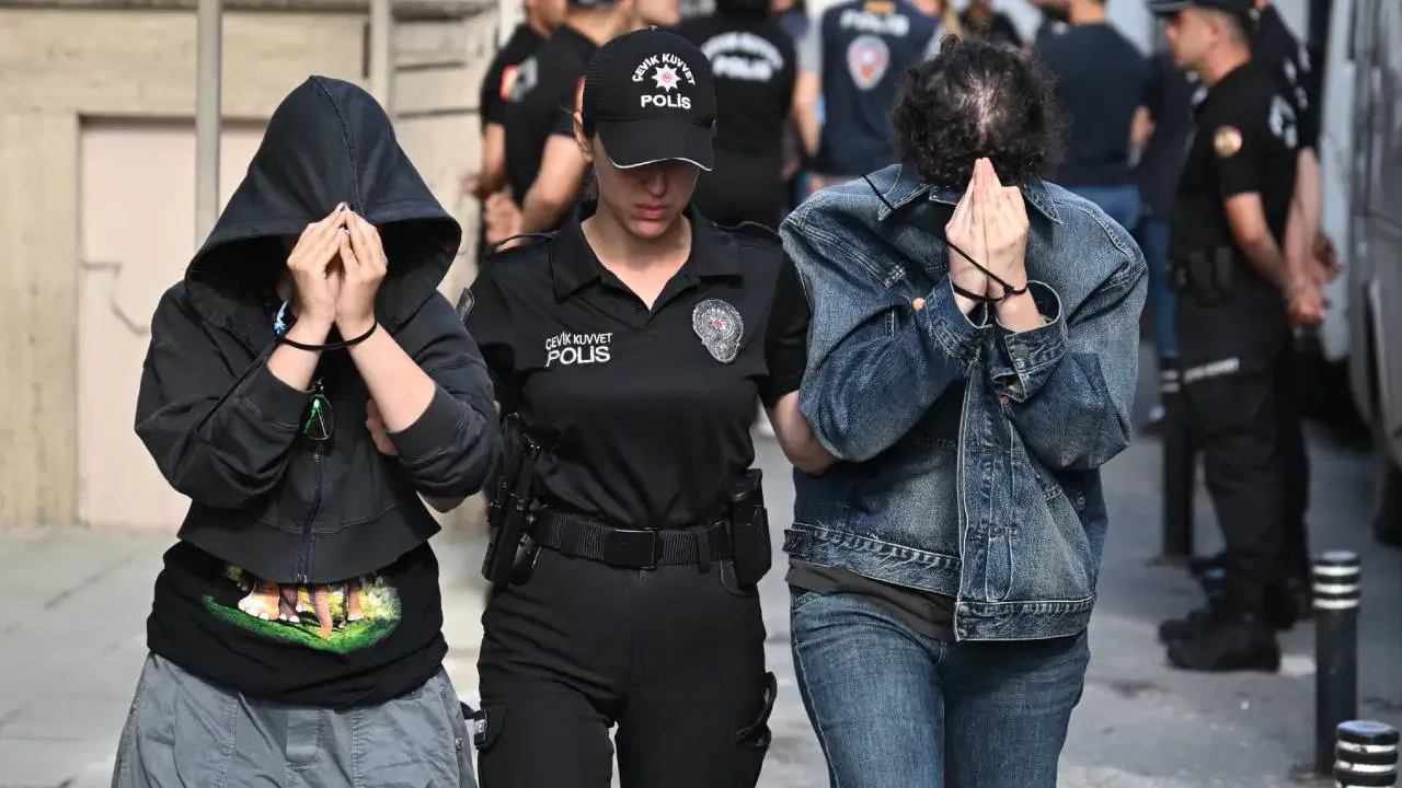 İstanbul'da Forex Dolandırıcılığı Operasyonu: 54 Şüpheli Adliyeye Sevk Edildi İstanbul'da Forex Dolandırıcılığı Operasyonu: 54 Şüpheli Adliyeye Sevk Edildi