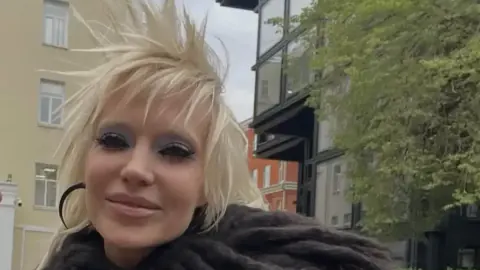Glukosa'dan VK Fest Sahnesinde Şaşırtıcı 'Uzaylı' Görünümü
