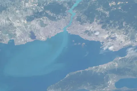 NASA'nın objektifine takıldı: Marmara Denizi ve Yalova uzaydan turkuaza boyandı